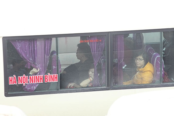 Le bus de Ha Noi à la province de Ninh Binh  commence son voyage
