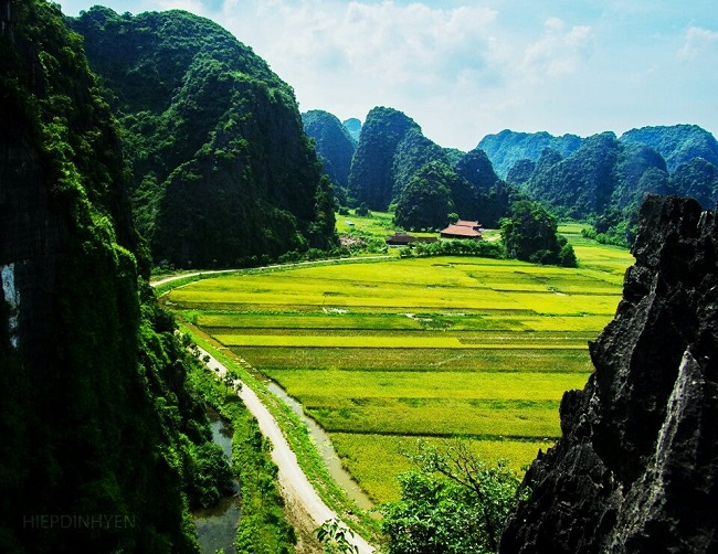 Paysage pittoresque de Ninh Binh en Mai 2014