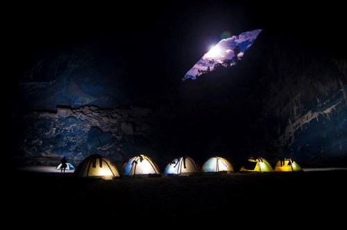 La nuit dans la grotte chatoyante 