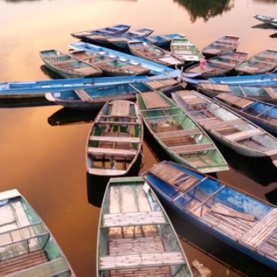 Les barques à rames à l'embarcadère de Tam Coc au coucher de soleil