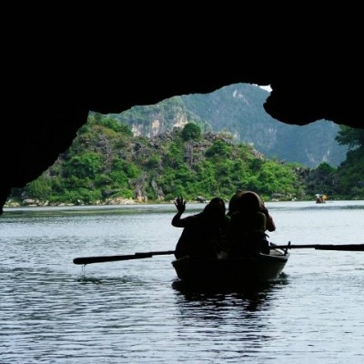Promenade en barque à rames à Trang An, à travers des grottes