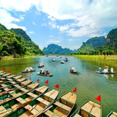 Les barques à rames à l'embarcadère de Trang An