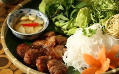 Bun cha (la brochette de porc grillé) dans le top des 10 meilleurs plat de rue au monde