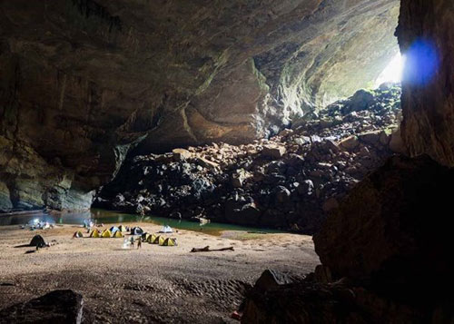Une haute monticule dans la grotte pour faire le camping